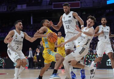 El Madrid sentencia a triple limpio con Okeke desde su pista