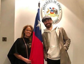 Ben Brereton en el consulado de Chile. El delantero de Blackburn Rovers ya puede defender a la Roja.