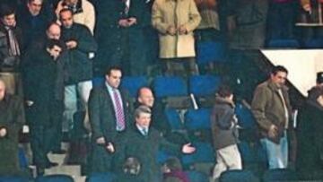 <b>CEREZO EN LA MIRA. </b>El presidente rojiblanco se dirige a los aficionados tras la derrota ante el Valladolid del pasado domingo.