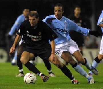 Zidane, actual entrenador del Real Madrid, en un encuentro ante el Celta de Vigo en 2003.