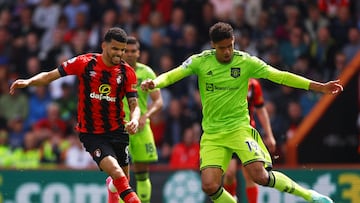 Soccer Football - Premier League - AFC Bournemouth v Manchester United - Vitality Stadium, Bournemouth, Britain - May 20, 2023 Manchester United's Raphael Varane in action with AFC Bournemouth's Dominic Solanke Action Images via Reuters/Matthew Childs EDITORIAL USE ONLY. No use with unauthorized audio, video, data, fixture lists, club/league logos or 'live' services. Online in-match use limited to 75 images, no video emulation. No use in betting, games or single club /league/player publications.  Please contact your account representative for further details.