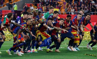 El conjunto azulgrana consigue el trofeo de Copa número 33 tras ganar al Real Madrid 3-2.