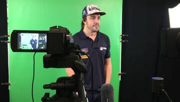 Fernando Alonso posando ante los medios.