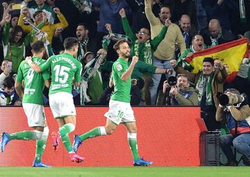 1-0. Sergio Canales celebró el primer gol.