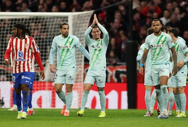 El brasileño recortó hacia dentro y buscó el primer palo cuando lo natural era buscar el segundo. Esto engañó a Oblak, que la tocó, pero no pudo sacarla. El Betis se adelantó en el partido.