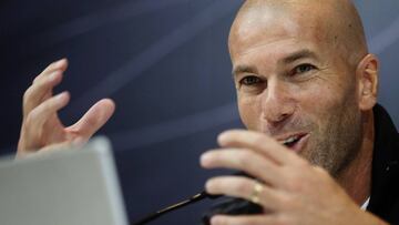 GRAF135. MADRID, 13/10/2017.- El entrenador del Real Madrid, Zinedine Zidane, durante la rueda de prensa posterior al entrenamiento realizado hoy en la Ciudad Deportiva de Valdebebas para preparar el partido de la octava jornada de Liga de Primera División que disputan ante el Getafe mañana en el Coliseum Alfonso Pérez. EFE/Fernando Alvarado