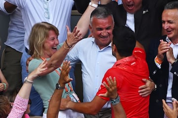 El serbio Novak Djokovic celebra su 23º Grand Slam tras ganar al noruego Casper Ruud por 7-6 (1), 6-3 y 7-5. En la foto, Djokovic se abraza a sus padres. 