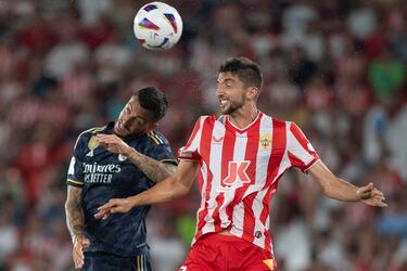 Joselu y Edgar González pugnan por un balón dividido.