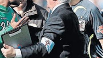 <b>LA GRAN MOVIDA, EL PENALTI DEL 2-1.</b> Por tercera vez, al equipo verdiblanco se le pitó un máximo castigo en tiempo de prolongación. Una acción de Contreras sobre Núñez. Indignación máxima entre los béticos.