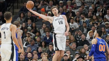 Pau Gasol agarra en el bal&oacute;n en el &uacute;ltimo partido de los Spurs en San Antonio en 2017.