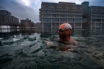 Alexandre Voyer entrena en el canal Ourq en Pantin, cerca de París. La temperatura del agua está a 5ºC