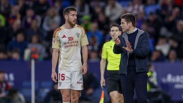 Alessio Lisci, junto a Pablo Tomeo que recibe instrucciones del técnico del Mirandés.
