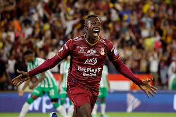 AMDEP1949. IBAGUÉ (COLOMBIA), 26/06/2022.- Juan Fernando Caicedo del Tolima celebra un gol hoy, en el partido de la final de la Primera División de fútbol colombiano entre Deportes Tolima y Atlético Nacional en el estadio Manuel Murillo Toro en Ibagué (Colombia). EFE/Mauricio Dueñas Castañeda
