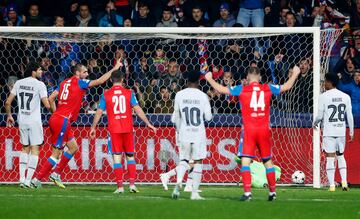 2-3. Tomas Chory celebra el segundo gol.