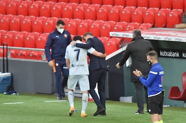 El luso le devolvió el abrazo a su entrenador, en un gesto público de afecto.