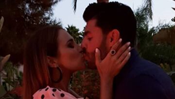 Paula Echevarr&iacute;a y Miguel Torres publican por primera vez un beso en Redes sociales.