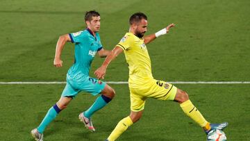 Soccer Football - La Liga Santander - Villarreal v FC Barcelona - Estadio de la Ceramica, Villarreal, Spain - July 5, 2020 Villarreal's Mario Gasrpar in action with Barcelona's Sergi Roberto, as play resumes behind closed doors following the ou