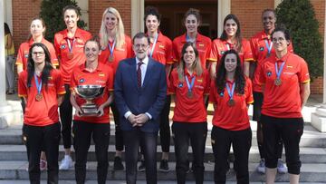GRA355. MADRID, 26/06/2017.- El presidente del Gobierno, Mariano Rajoy, posa junto a la selección española de baloncesto, tras proclamarse ayer domingo campeona de Europa en el Eurobasket disputado en la República Checa, esta tarde en La Moncloa de Madrid. EFE/BALLESTEROS