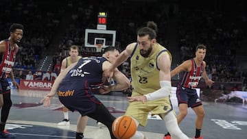 Toko Shengelia se deshace de Rodions Kurucs.