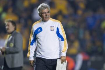 El técnico brasileño de Tigres siempre da de qué hablar con su estilo propio. Él fue quien etiquetó a ‘los partidos moleros’, cuando aseguraba que preferiría ser barrendero que entrenador del Tri. Sus “Cagajo” ya son un clásico de las conferencias de presa en México. Los Pumas y Tigres lo aman por los títulos que les ha entregado; el resto del país solo se divierte con sus ataques de furia.