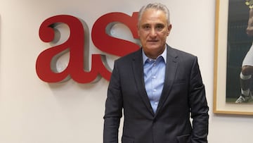 El seleccionador brasileño, Tite, visita la redacción de AS.