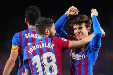 A principios de esta década, uno de los nombres más sonados para convertirse en una gran estrella del fútbol español era el de Riqui Puig. El centrocampista catalán saltó al primer equipo de la mano de Quique Setien en 2020, pero tras dos temporadas y media en el primer equipo sin conseguir establecerse en la rotación ni con Setien, ni con Koeman, ni con Xavi, Riqui decidió marcharse a la MLS, donde es una de las estrellas de la competición en LA Galaxy. 
