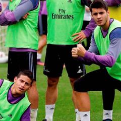 James se divierte en la práctica del Madrid antes de Copa