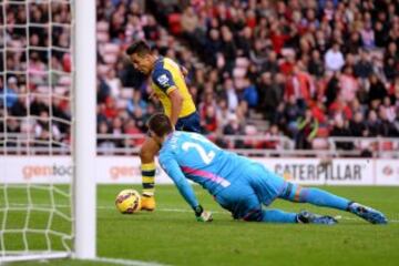 Alexis Sánchez deja en el piso a Mannone para luego convertir.