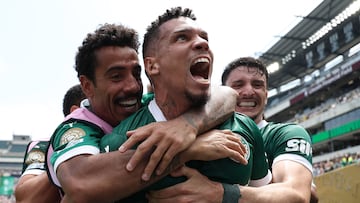 Palmeiras' Brazilian forward #10 Paulinho (C) celebrates with teammates after scoring the opening goal during the FIFA Club World Cup 2025 round of 16 all-Brazilian football match between Palmeiras and Botafogo at Lincoln Financial Field Stadium in Philadelphia on June 28, 2025. (Photo by FRANCK FIFE / AFP)