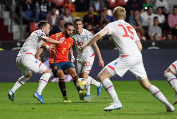 Dani Carvajal entre Viljormur Davidsen y Joannes Bjartalid.