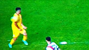 Manotazos y trifulca en Vallecas tras un gol anulado por el VAR