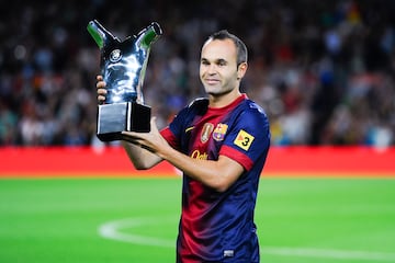 El español posa con el trofeo que le otorgó como el Mejor Jugador de Europa de la UEFA 2012 antes del partido de LaLiga entre el FC Barcelona y el Valencia CF en el Camp Nou el 2 de septiembre de 2012.