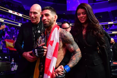 Ilia Topuria, ya con el cinturón de campeón, y junto a su pareja sentimental, Giorgina Uzcategui, tras el combate frente a Volkanovski.