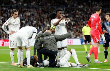El jugador brasileño no puede apoyar la pierna izquierda y es ayudado por los médicos del Real Madrid a abandonar el terreno de juego.