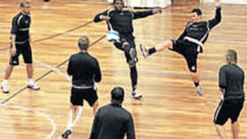 <b>ENTRENAMIENTO ÚTIL. </b>El Nàstic se ejercitó casi dos horas en el pabellón jugando a fútbol sala. Partidos rápidos y con juego veloz, a pocos toques. Buena manera de ganar al Zaragoza, un equipo que se le puede hacer daño con contraataques fugaces.