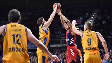 Munich (Germany), 05/04/2019.- Maodo Lo (R) of Bayern Munich in action against Aleksander Balcerowski (L) of Herbalife Gran Canaria during the Euroleague basketball match between FC Bayern Munich and Herbalife Gran Canaria in Munich Germany, 05 April 2019. (Baloncesto, Euroliga, Alemania) EFE/EPA/LUKAS BARTH-TUTTAS