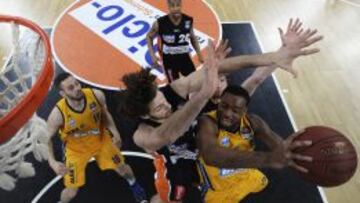 Keaton Nankivil trata de taponar el tiro de Reggie Redding del Alba de Berlín.