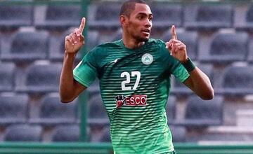 Posteriormente pasó a las filas del Zob Ahan FC. Ahí estuvo la temporada 2016-17 para después regresar al Continente Americano. 