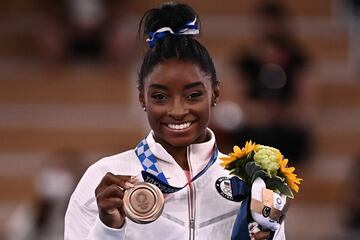 Simone Biles posa con la medalla de bronce