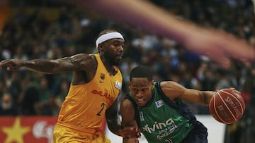 GRA130. BADALONA (BARCELONA), 19/03/2017.- El base norteamericano del Divina Seguros Joventut Terry Smith (d) intenta avanzar con el balón ante la oposición del jugador estadounidense del FC Barcelona Lassa Tyrese Rice (i) durante el partido correspondiente a la vigésimo quinta jornada de la Liga Endesa disputado en el Pabellón Olímpico de Badalona. EFE/Alejandro García