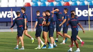 La plantilla del Levante se ejercita en el Ciutat de València.