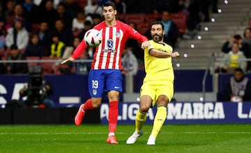 Álvaro Morata controla el balón ante la oposición de Raúl Albiol.