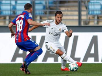 Hazard recorta a Cristóforo en el Real Madrid-Eibar.