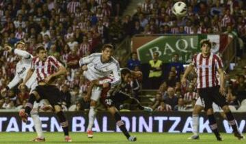 El delantero portugu&eacute;s del Real Madrid Cristiano Ronaldo remata de cabeza para conseguir su segundo gol y el segundo de su equipo ante el Athletic de Bilbao. 