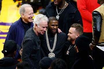 John McEnroe y Floyd Mayweather durante el encuentro entre Los Angeles Lakers y Oklahoma City Thunder.