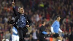 Inter Milan's Portuguese  coach Jose Mourinho jubilates after winning the UEFA Champions League semi-final second leg football match Barcelona vs Inter Milan on April 28, 2010 at the Camp Nou stadium in Barcelona. Milan reached the Champions League final beating Barcelona 3-2 on aggregate in their semi-final despite losing the second leg 1-0.  AFP PHOTO / JOSEP LAGO
ALEGRIA FINAL DE PARTIDO
PUBLICADA 29/04/10 NA MA01 PORTADA 5COL