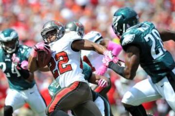 Doug Martin (22) de los Tampa Bay Buccaneers perseguido por el jugador de los Philadelphia Eagles, Earl Wolff (28).