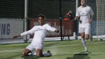 Mariano catapulta al Castilla hasta el liderato con un hat-trick