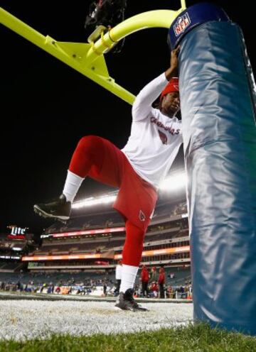 Recomendaciones navideñas: Ed Stinson, de los Cardinals, nos aconseja la postura correcta si la cena de Nochebuena o la comida de Navidad, abundantes como tienden a ser, nos dan gases.