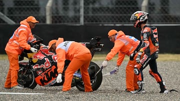 Pedro Acosta no acabó en Austin por caída.